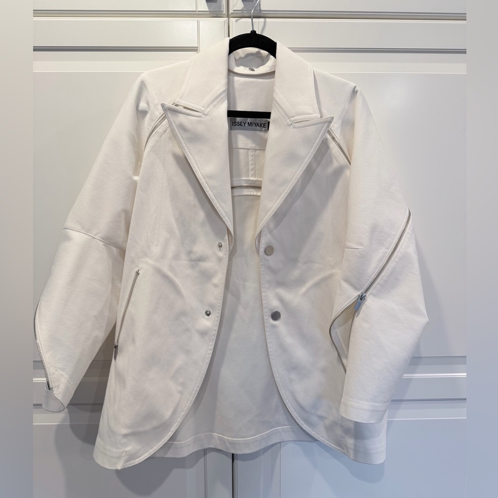 Issey miyake zip detail white blazer